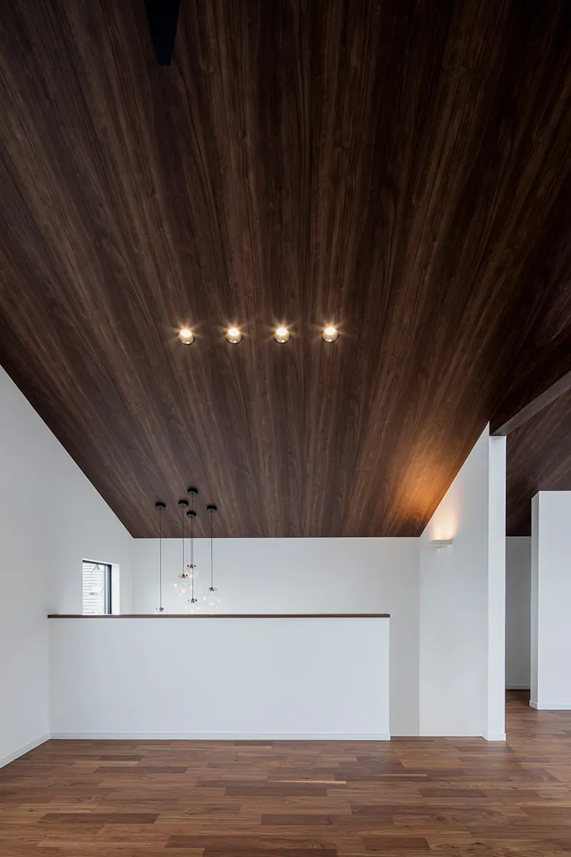 勾配天井や高窓、吹抜階段を設けたオープンなLDK - 大阪・兵庫・京都の