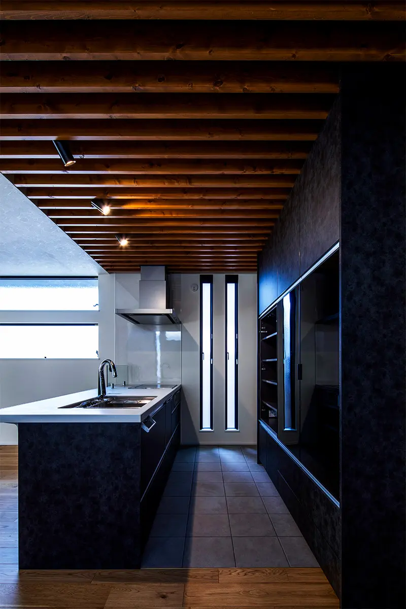 木目天井やアクセントクロスが際立つおしゃれなldk 大阪の注文住宅はcomodo Casa コーモドカーサ