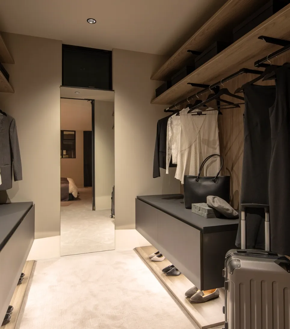 兵庫県芦屋市　施工事例　収納力がある広いウォークインクローゼット