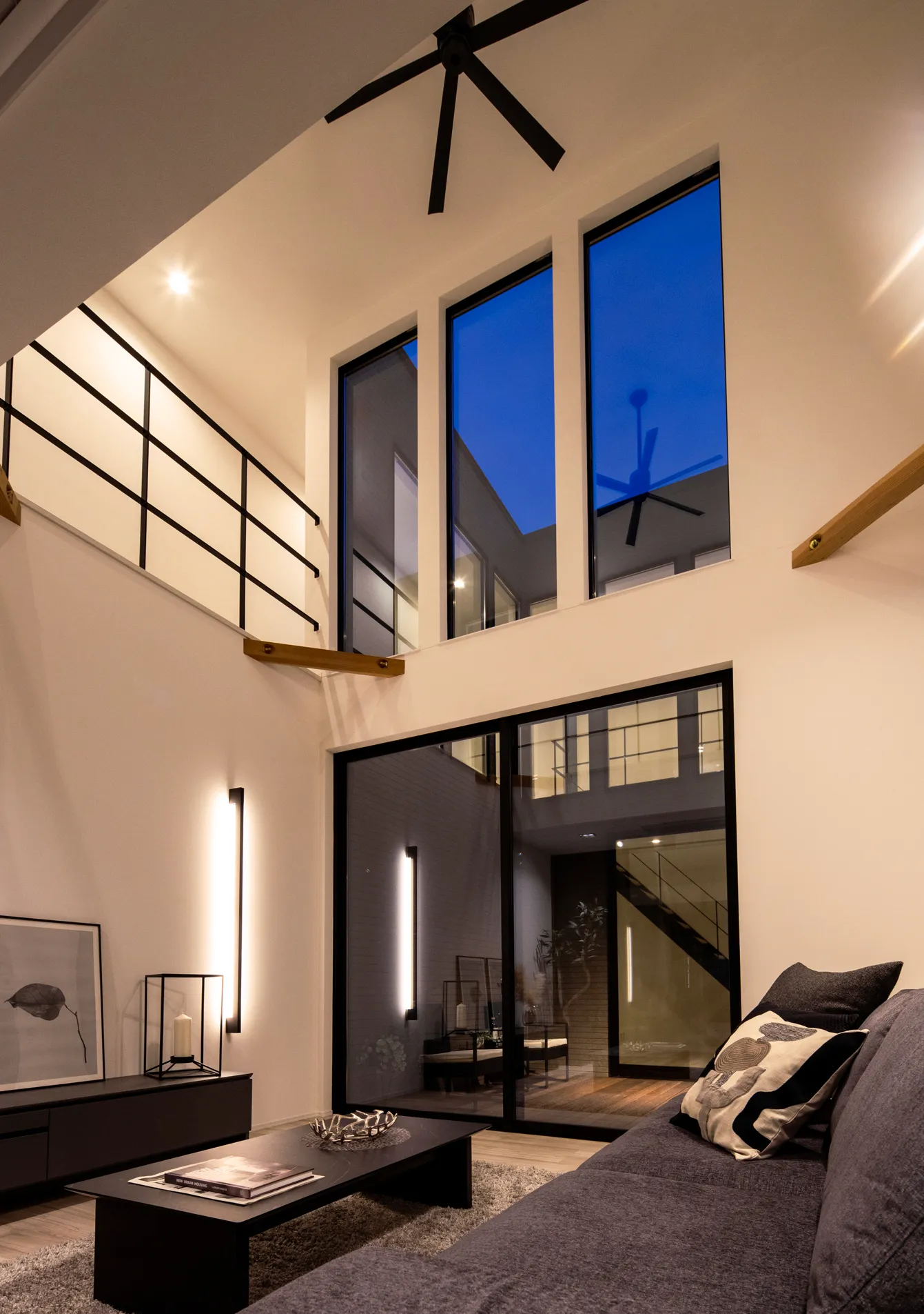 心地よい開放感をもたらす吹抜けリビング