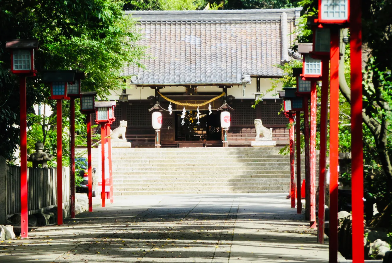六甲駅の近くに位置する六甲八幡神社