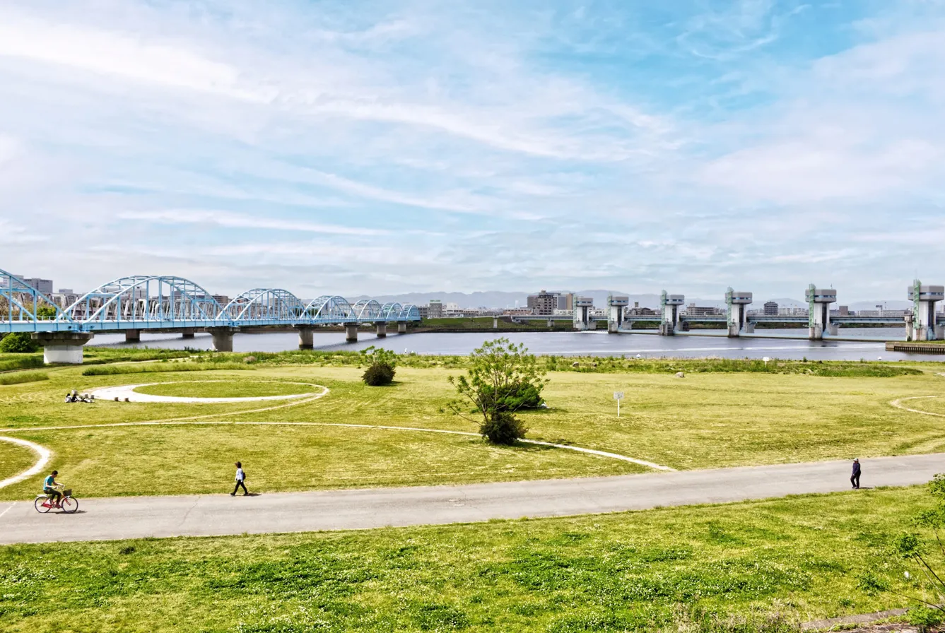 四季の彩りを享受する河川公園
